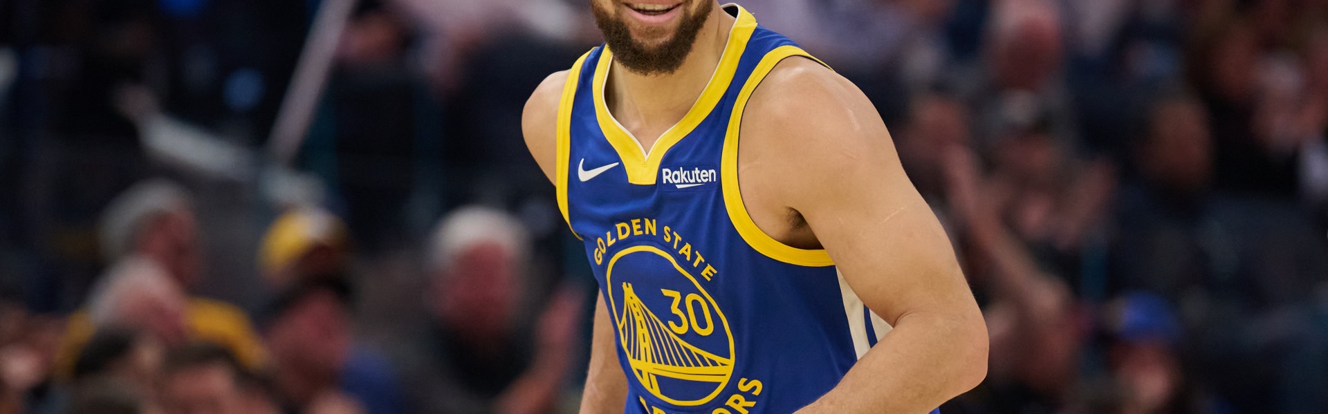 开云体育下载-针锋相对！库里底角晃飞防守进三分 维金斯三分造库里2犯&amp;3罚都有