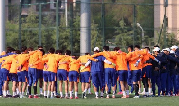 鲁治申泡汤反衬泰山最大短板 输在板凳？输在换代！